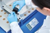 BASF forscht weltweit an innovativen Kathodenmaterialien, die die Elektromobilität weiter voranbringen. Innovationen der BASF für hochleistungsfähige Lithium-Ionen-Batterien helfen, die reale Reichweite eines Mittelklassewagens im Jahr 2025 von 300 auf 600 km zu verdoppeln und die Ladezeit von Elektroautos deutlich zu reduzieren.
Für die Herstellung von kleinen Testbatterien gießt eine wissenschaftliche Mitarbeiterin eine Paste aus Kathodenmaterial auf eine Aluminiumfolie. Anschließend wird die gegossene Folie getrocknet und verdichtet. Sie wird später als Kathode (Pluspol) in einer Lithium-Ionen-Batterie verbaut.
Abdruck honorarfrei. Copyright by BASF.
Globally, BASF is conducting research into innovative cathode materials that make electromobility a reality. BASF’s innovations for high-performance lithium-ion batteries will help double the real range of a mid-size car from 300 to 600 km by 2025 and significantly reduce the charging time of electric vehicles.
For the production of small test batteries, a scientist pours the cathode material paste on an aluminum foil. The cast film will then be dried and compacted. Later it will become the cathode, the positive pole of a lithium-ion battery.
Print free of charge. Copyright by BASF. BASF forscht weltweit an innovativen Kathodenmaterialien, die die Elektromobilität weiter voranbringen. Innovationen der BASF für hochleistungsfähige Lithium-Ionen-Batterien helfen, die reale Reichweite eines Mittelklassewagens im Jahr 2025 von 300 auf 600 km zu verdoppeln und die Ladezeit von Elektroautos deutlich zu reduzieren.
Für die Herstellung von kleinen Testbatterien gießt eine wissenschaftliche Mitarbeiterin eine Paste aus Kathodenmaterial auf eine Aluminiumfolie. Anschließend wird die gegossene Folie getrocknet und verdichtet. Sie wird später als Kathode (Pluspol) in einer Lithium-Ionen-Batterie verbaut.
Abdruck honorarfrei. Copyright by BASF.
Globally, BASF is conducting research into innovative cathode materials that make electromobility a reality. BASF’s innovations for high-performance lithium-ion batteries will help double the real range of a mid-size car from 300 to 600 km by 2025 and significantly reduce the charging time of electric vehicles.
For the production of small test batteries, a scientist pours the cathode material paste on an aluminum foil. The cast film will then be dried and compacted. Later it will become the cathode, the positive pole of a lithium-ion battery.
Print free of charge. Copyright by BASF.