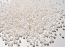 Das BASF-Biopolymer ecoflex® wurde 1998 auf den Markt gebracht und ist gemäß DIN EN 13432 und ASTM D6400 als kompostierbar zertifiziert. Als Blend mit anderen nachwachsenden Rohstoffen wird es zu ecovio® kompoundiert, dem zertifiziert kompostierbaren Biopolymer der BASF. Foto: BASF 2020 Das BASF-Biopolymer ecoflex® wurde 1998 auf den Markt gebracht und ist gemäß DIN EN 13432 und ASTM D6400 als kompostierbar zertifiziert. Als Blend mit anderen nachwachsenden Rohstoffen wird es zu ecovio® kompoundiert, dem zertifiziert kompostierbaren Biopolymer der BASF. Foto: BASF 2020
