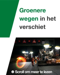 Wegenbouw ’s avonds in het donker, met arbeiders en machines. Een lichtwerveling zweeft over de scène. De tekst luidt: "Groenere wegen in de toekomst." Wegenbouw ’s avonds in het donker, met arbeiders en machines. Een lichtwerveling zweeft over de scène. De tekst luidt: "Groenere wegen in de toekomst."