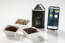 Mit Hilfe der Kombination aus handlichem Messgerät, der intelligenten Datenanalyse und der mobilen App lassen sich Koffein- und Feuchtigkeitsgehalt von Kaffeebohnen genau bestimmen. Mit Hilfe der Kombination aus handlichem Messgerät, der intelligenten Datenanalyse und der mobilen App lassen sich Koffein- und Feuchtigkeitsgehalt von Kaffeebohnen genau bestimmen.