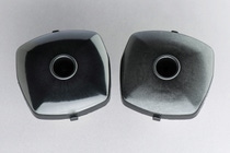 Haptik und Optik von Bauteilen gewinnen zusehends an Bedeutung für den Auto-Innenraum. Mit Materialien für hochwertige und ansprechende Oberflächen präsentiert BASF innovative Lösungen, um dem Interior einen unverwechselbaren Look zu verpassen. Mit Ultramid® B3E2G6 SI BK23353 (im Bild links) und Ultramid® B3E2G10 SI BK23353 folgt nun eine neue Generation von oberflächenverbesserten Strukturwerkstoffen. Die auf Polyamid 6 basierenden glasfaserverstärkten Typen überzeugt im Vergleich zu Standardmaterialien (im Bild rechts) mit sehr geringen Emissionswerten und guter UV-Stabilität und sind somit hervorragend für den Einsatz in funktionalen Sichtteilen im Innenraum geeignet.