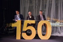 BASF’nin 150. yıl dönümünü kutladığı geceye, BASF EUE Kıdemli Başkan Yardımcısı (BDT-Ortadoğu - Afrika) Laurent Tainturier (sağda), BASF Türkiye, Ortadoğu ve Kuzey Afrika Bölgesi Başkanı ve BASF Türk CEO’su Volker Hammes (ortada) ve BASF Türk Ülke Müdürü Buğra Kavuncu evsahipliği yaptı.