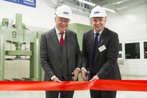 Stephan Weil, Ministerpräsident von Niedersachsen (links), und Dirk Bremm, Leiter des Unternehmensbereichs Coatings der BASF, weihen die Erweiterung des Chemetall-Standortes in Langelsheim ein. Stephan Weil, Ministerpräsident von Niedersachsen (links), und Dirk Bremm, Leiter des Unternehmensbereichs Coatings der BASF, weihen die Erweiterung des Chemetall-Standortes in Langelsheim ein.
