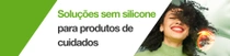 Uma mulher sorridente com cabelos cacheados pretos. Um redemoinho de luz paira sobre o cabelo. O texto na imagem diz: “Soluções sem silicone para produtos de cuidados”.