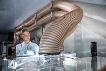 BASF forscht weltweit an innovativen Kathodenmaterialien, die die Elektromobilität weiter voranbringen. Innovationen der BASF für hochleistungsfähige Lithium-Ionen-Batterien helfen, bis zum Jahr 2025 die reale Reichweite eines Mittelklassewagens von 300 auf 600 km zu verdoppeln und die Ladezeit von Elektroautos deutlich zu reduzieren. Chemikerin Dr. Daniela Pfister begutachtet eine Pouch-Zelle, die Kathodenmaterial von BASF enthält. In einem Elektrofahrzeug mit einer Lithium-Ionen-Batterie sind mehrere hundert solcher Zellen verbaut. BASF forscht weltweit an innovativen Kathodenmaterialien, die die Elektromobilität weiter voranbringen. Innovationen der BASF für hochleistungsfähige Lithium-Ionen-Batterien helfen, bis zum Jahr 2025 die reale Reichweite eines Mittelklassewagens von 300 auf 600 km zu verdoppeln und die Ladezeit von Elektroautos deutlich zu reduzieren. Chemikerin Dr. Daniela Pfister begutachtet eine Pouch-Zelle, die Kathodenmaterial von BASF enthält. In einem Elektrofahrzeug mit einer Lithium-Ionen-Batterie sind mehrere hundert solcher Zellen verbaut.