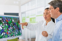 Die Digitalisierung in der Forschung trägt dazu bei, die Forschungsarbeit effizienter zu gestalten, Wissensnetzwerke auszubauen und mehr Freiräume für Kreativität zu schaffen. Die Chemikerin Dr. Fangfang Chu und Dr. Eduard Schreiner, Experte für molekulare Simulationen, diskutieren über die Computersimulation einer Mikroverkapselung. Diese werden genutzt, um Wirkstoffe zum Beispiel vor Feuchtigkeit und Sauerstoff zu schützen. Mit Hilfe der Simulation können die komplexen chemischen und physikalischen Wechselwirkungen innerhalb der Mikrokapsel besser verstanden und vorhergesagt werden. So können Versuchsreihen im Labor gezielter geplant werden.
Digitalization in research contributes to making research work more efficient, expanding knowledge networks, and creating more space for creativity. Chemist Dr Fangfang Chu and molecular simulation expert Dr Eduard Schreiner discuss the computer simulation of a microencapsulation. It is used to protect active ingredients, for example from moisture and oxygen. Simulations help to better understand and predict the complex chemical and physical interactions within the microcapsule, allowing laboratory test series to be planned more precisely. Die Digitalisierung in der Forschung trägt dazu bei, die Forschungsarbeit effizienter zu gestalten, Wissensnetzwerke auszubauen und mehr Freiräume für Kreativität zu schaffen. Die Chemikerin Dr. Fangfang Chu und Dr. Eduard Schreiner, Experte für molekulare Simulationen, diskutieren über die Computersimulation einer Mikroverkapselung. Diese werden genutzt, um Wirkstoffe zum Beispiel vor Feuchtigkeit und Sauerstoff zu schützen. Mit Hilfe der Simulation können die komplexen chemischen und physikalischen Wechselwirkungen innerhalb der Mikrokapsel besser verstanden und vorhergesagt werden. So können Versuchsreihen im Labor gezielter geplant werden.
Digitalization in research contributes to making research work more efficient, expanding knowledge networks, and creating more space for creativity. Chemist Dr Fangfang Chu and molecular simulation expert Dr Eduard Schreiner discuss the computer simulation of a microencapsulation. It is used to protect active ingredients, for example from moisture and oxygen. Simulations help to better understand and predict the complex chemical and physical interactions within the microcapsule, allowing laboratory test series to be planned more precisely.