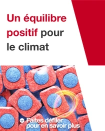 Tablettes pour lave-vaisselle rouges et bleues. Un tourbillon lumineux flotte au-dessus des tablettes. Le texte de l'image indique : « Un bilan positif pour le climat ».