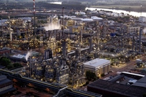 Steamcracker im BASF-Werk Ludwigshafen . Eine Fläche von rund 64.000 Quadratmetern  das entspricht 13 Fußballfeldern umfasst der Steamcracker II, die größte einzelne Anlage am Standort Ludwigshafen der BASF. Der Cracker ist auch das "Herzstück" der Verbundproduktion. Seit 1981 ist dieser Gigant in Betrieb und spaltet unter Zusatz von Wasserdampf bei etwa 850 Grad Celsius Rohbenzin auf. Dabei entstehen im wesentlichen Ethylen und Propylen, beides unverzichtbare Grundstoffe für die Herstellung vieler Produkte in Ludwigshafen.  Steamcracker im BASF-Werk Ludwigshafen . Eine Fläche von rund 64.000 Quadratmetern  das entspricht 13 Fußballfeldern umfasst der Steamcracker II, die größte einzelne Anlage am Standort Ludwigshafen der BASF. Der Cracker ist auch das "Herzstück" der Verbundproduktion. Seit 1981 ist dieser Gigant in Betrieb und spaltet unter Zusatz von Wasserdampf bei etwa 850 Grad Celsius Rohbenzin auf. Dabei entstehen im wesentlichen Ethylen und Propylen, beides unverzichtbare Grundstoffe für die Herstellung vieler Produkte in Ludwigshafen.