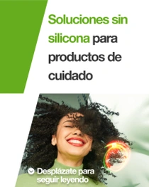 Mujer sonriente con cabello rizado negro. En el texto de la imagen pone: “Cuidado personal y del hogar”.