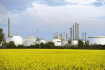 The towers of the aromatics plant on Friesenheim Island, a part of BASF’s Ludwigshafen Verbund site, are visible in the background. This facility can supply the Verbund with up to 300,000 metric tons of benzene per year. It is one of the central Verbund plants that are directly linked to both steam crackers. The steam crackers produce a number of important basic chemical products, including in particular ethylene and propylene.