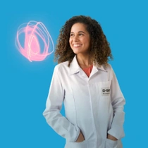 Uma colaboradora da BASF sorri e olha para o lado, vestindo um jaleco branco com o logo da BASF, em frente a um fundo azul. Um redemoinho de luz rosa aparece ao seu lado.