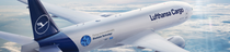 Un avion Lufthansa en plein vol, au-dessus des nuages. Un autocollant sur son côté indique qu’il vole de manière plus durable grâce à la technologie sharkskin. (Photo : Lufthansa Cargo) Un avion Lufthansa en plein vol, au-dessus des nuages. Un autocollant sur son côté indique qu’il vole de manière plus durable grâce à la technologie sharkskin. (Photo : Lufthansa Cargo)