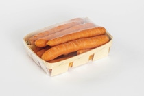 BASF und Fabbri Group haben eine nachhaltige Lösung für Frischhaltefolien zum Verpacken von frischen Lebensmitteln entwickelt: Auf Basis des zertifiziert kompostierbaren BASF-Kunststoffes ecovio® produziert Fabbri Group die hochtransparente Stretchfolie Nature Fresh. Fleisch, Meeresfrüchte, Obst und Gemüse können damit manuell oder maschinell verpackt werden. Es handelt sich um die erste zertifiziert kompostierbare Frischhaltefolie, die optimale Atmungsaktivität für eine längere Haltbarkeit von Lebensmitteln mit hoher Transparenz und exzellenten mechanischen Eigenschaften für automatisches Verpacken verbindet. Die Frischhaltefolie ist für den Lebensmittelkontakt zugelassen.