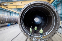 Le 140 fondazioni per il parco eolico in fase di realizzazione hanno una lunghezza di circa 60-75 metri, con un diametro di 7 m in alto e 8 m in basso. (Foto: Vattenfall/Jorrit Lousberg) Le 140 fondazioni per il parco eolico in fase di realizzazione hanno una lunghezza di circa 60-75 metri, con un diametro di 7 m in alto e 8 m in basso. (Foto: Vattenfall/Jorrit Lousberg)