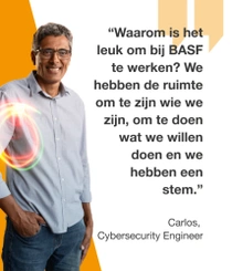 Een mannelijke BASF-medewerker, in een lichtblauw shirt, staand tegen een oranje achtergrond. Er is een lichtwerveling op zijn schouder. De tekst luidt: "Waarom is het leuk om bij BASF te werken? We hebben de ruimte om te zijn wie we zijn, om te doen wat we willen doen en we hebben een stem."
