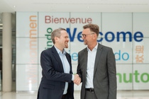 Partnerschaft für Batterierecycling in Europa: Daniel Schönfelder, Leiter des Unternehmensbereichs Battery Materials bei BASF, und Marc Affüpper, Geschäftsführer der TSR Group, kooperieren beim Recycling von Elektroautobatterien in Europa.
Foto: BASF Partnerschaft für Batterierecycling in Europa: Daniel Schönfelder, Leiter des Unternehmensbereichs Battery Materials bei BASF, und Marc Affüpper, Geschäftsführer der TSR Group, kooperieren beim Recycling von Elektroautobatterien in Europa.
Foto: BASF