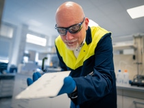 Patrick Keil beurteilt ein lackiertes Prüfblech. Patrick Keil beurteilt ein lackiertes Prüfblech.
