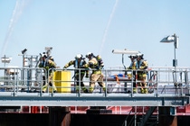 Die Werkfeuerwehr rettet die als Verletzte geschminkten Auszubildenden.