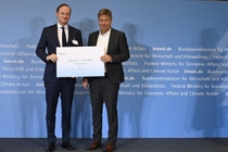 Robert Habeck, Federal Minister for Economic Affairs and Climate Action, presented the official notification of funding to Uwe Liebelt, President European Verbund Sites, BASF SE.

Photo: BMWK / Andreas Mertens