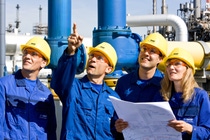 Luigi Marano, Adrian Schyma, Sven Gödelmann und Katja Fischer, alle Mitarbeiter der Wasserstoffanlage, bei einer Arbeitsabsprache vor Ort. Die Wasserstoffanlage am BASF Verbundstandort Ludwigshafen ist ein wichtiger Lieferant für technische Gase.