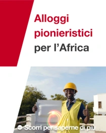Un uomo che indossa un giubbotto di sicurezza e un elmetto gialli è in piedi davanti a un edificio e tiene in mano una piastrella. Vortici luminosi appaiono vicino alla mano della persona. Il testo recita: “Abitazioni pionieristiche per l’Africa”.