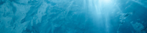 Une vue sous-marine de l’océan bleu avec la lumière du soleil qui brille à travers l’eau. Une vue sous-marine de l’océan bleu avec la lumière du soleil qui brille à travers l’eau.