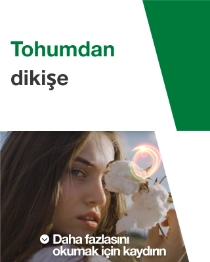 Uzun kahverengi saçlı bir kadın, yüzüne yakın bir pamuk bitkisi tutuyor. Metinde “Tohumdan ekmeğe” yazmaktadır. Uzun kahverengi saçlı bir kadın, yüzüne yakın bir pamuk bitkisi tutuyor. Metinde “Tohumdan ekmeğe” yazmaktadır.