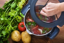 食品料理机的透明锅盖采用了巴斯夫耐高温热塑料 Ultrason E2010。 食品料理机的透明锅盖采用了巴斯夫耐高温热塑料 Ultrason E2010。