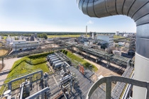 View over BASF Schwarzheide from the evaporation plant with the block field for the planned cathode active materials plant in the background. View over BASF Schwarzheide from the evaporation plant with the block field for the planned cathode active materials plant in the background.