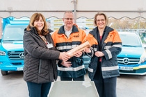 Dr. Katja Scharpwinkel, Standortleiterin Ludwigshafen und Mitglied des Vorstands der BASF, Jutta Steinruck, Oberbürgermeisterin der Stadt Ludwigshafen sowie Sinischa Horvat, Betriebsratsvorsitzender der BASF, befüllten gemeinsam eine Zeitkapsel.
Foto: BASF / Henn Dr. Katja Scharpwinkel, Standortleiterin Ludwigshafen und Mitglied des Vorstands der BASF, Jutta Steinruck, Oberbürgermeisterin der Stadt Ludwigshafen sowie Sinischa Horvat, Betriebsratsvorsitzender der BASF, befüllten gemeinsam eine Zeitkapsel.
Foto: BASF / Henn