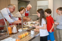 Frühstücksausgabe an Grundschulkinder durch brotZeit-Freiwillige, Foto: brotZeit e.V.