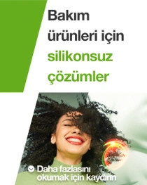 Siyah kıvırcık saçlı gülümseyen bir kadın. Resimdeki metinde şunlar yazıyor: “Bakım ürünleri için silikon içermeyen çözümler.”