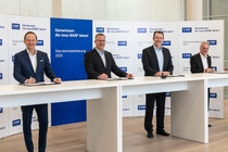 Vertreter des Unternehmens und der Arbeitnehmervertretungen der BASF SE unterzeichnen die neue Standortvereinbarung 2025 mit dem Titel „Gemeinsam die neue BASF leben!“ (v. l. n. r.): Dr. Uwe Liebelt, President European Site and Verbund Management und Werksleiter Ludwigshafen; Sinischa Horvat, Vorsitzender des Betriebsrats der BASF SE; Michael Heinz, Mitglied des Vorstands der BASF SE und Standortleiter Ludwigshafen; Rainer Nachtrab, Vorsitzender des Sprecherausschusses der Leitenden Angestellten der BASF SE.Representatives of the company management and the employee representatives of BASF SE sign the new site agreement 2025 entitled "Live the new BASF!" (From left to right): Dr. Uwe Liebelt, President European Site and Verbund Management and Site Manager for Ludwigshafen; Sinischa Horvat, Chairman of the Works Council of BASF SE; Michael Heinz, Member of the Board of Executive Directors of BASF SE and Site Director for Ludwigshafen; Rainer Nachtrab Chairman of the Representative Committee of the Executive Employees at BASF SE. Vertreter des Unternehmens und der Arbeitnehmervertretungen der BASF SE unterzeichnen die neue Standortvereinbarung 2025 mit dem Titel „Gemeinsam die neue BASF leben!“ (v. l. n. r.): Dr. Uwe Liebelt, President European Site and Verbund Management und Werksleiter Ludwigshafen; Sinischa Horvat, Vorsitzender des Betriebsrats der BASF SE; Michael Heinz, Mitglied des Vorstands der BASF SE und Standortleiter Ludwigshafen; Rainer Nachtrab, Vorsitzender des Sprecherausschusses der Leitenden Angestellten der BASF SE.Representatives of the company management and the employee representatives of BASF SE sign the new site agreement 2025 entitled "Live the new BASF!" (From left to right): Dr. Uwe Liebelt, President European Site and Verbund Management and Site Manager for Ludwigshafen; Sinischa Horvat, Chairman of the Works Council of BASF SE; Michael Heinz, Member of the Board of Executive Directors of BASF SE and Site Director for Ludwigshafen; Rainer Nachtrab Chairman of the Representative Committee of the Executive Employees at BASF SE.