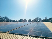 Die hochmoderne Photovoltaikanlage von Chemetall umfasst 1.725 Quadratmeter Solarmodule, die auf den Dächern in Boksburg installiert sind.
Foto: BASF Die hochmoderne Photovoltaikanlage von Chemetall umfasst 1.725 Quadratmeter Solarmodule, die auf den Dächern in Boksburg installiert sind.
Foto: BASF