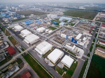 BASFs neue GroÃanlage für Automobillacke in Caojing, Schanghai, China. Die hochmoderne GroÃanlage wird ein Produktionszentrum für lösungsmittelbasierte und wasserbasierte Lacke sein. Mit der bereits vorhandenen Infrastruktur des Unternehmens für die Produktion von Automobillacken, Harzen und kathodischen Tauchlacken sowie Laboreinrichtungen für Forschung und Entwicklung wird die neue Anlage eng verbunden sein.
BASF's new, world-scale automotive coatings plant in Caojing, Shanghai. The state-of-the-art facility will be a production hub for solventborne and waterborne coatings, closely connected to the companyâs existing infrastructure for automotive coatings, resins and electrocoat production as well as R&D laboratories.,BASFs neue Großanlage für Automobillacke in Caojing, Schanghai, China. Die hochmoderne Großanlage wird ein Produktionszentrum für lösungsmittelbasierte und wasserbasierte Lacke sein. Mit der bereits vorhandenen Infrastruktur des Unternehmens für die Produktion von Automobillacken, Harzen und kathodischen Tauchlacken sowie Laboreinrichtungen für Forschung und Entwicklung wird die neue Anlage eng verbunden sein.
BASF's new, world-scale automotive coatings plant in Caojing, Shanghai. The state-of-the-art facility will be a production hub for solventborne and waterborne coatings, closely connected to the company’s existing infrastructure for automotive coatings, resins and electrocoat production as well as R&D laboratories. BASFs neue GroÃanlage für Automobillacke in Caojing, Schanghai, China. Die hochmoderne GroÃanlage wird ein Produktionszentrum für lösungsmittelbasierte und wasserbasierte Lacke sein. Mit der bereits vorhandenen Infrastruktur des Unternehmens für die Produktion von Automobillacken, Harzen und kathodischen Tauchlacken sowie Laboreinrichtungen für Forschung und Entwicklung wird die neue Anlage eng verbunden sein.
BASF's new, world-scale automotive coatings plant in Caojing, Shanghai. The state-of-the-art facility will be a production hub for solventborne and waterborne coatings, closely connected to the companyâs existing infrastructure for automotive coatings, resins and electrocoat production as well as R&D laboratories.,BASFs neue Großanlage für Automobillacke in Caojing, Schanghai, China. Die hochmoderne Großanlage wird ein Produktionszentrum für lösungsmittelbasierte und wasserbasierte Lacke sein. Mit der bereits vorhandenen Infrastruktur des Unternehmens für die Produktion von Automobillacken, Harzen und kathodischen Tauchlacken sowie Laboreinrichtungen für Forschung und Entwicklung wird die neue Anlage eng verbunden sein.
BASF's new, world-scale automotive coatings plant in Caojing, Shanghai. The state-of-the-art facility will be a production hub for solventborne and waterborne coatings, closely connected to the company’s existing infrastructure for automotive coatings, resins and electrocoat production as well as R&D laboratories.