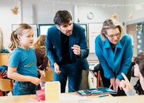 Sven Teuber, Minister für Bildung des Landes Rheinland-Pfalz, und Dr. Katja Scharpwinkel, Vorstandsmitglied der BASF SE und Standortleiterin Ludwigshafen, im Austausch mit Schülerinnen und Schüler der Brüder-Grimm-Grundschule Ludwigshafen. Sie informieren sich über das Projekt „NaWi – geht das? – Naturwissenschaften entdecken“ der Wissensfabrik.
Foto: BASF/Andreas Henn
Sven Teuber, Minister für Bildung des Landes Rheinland-Pfalz, und Dr. Katja Scharpwinkel, Vorstandsmitglied der BASF SE und Standortleiterin Ludwigshafen, im Austausch mit Schülerinnen und Schüler der Brüder-Grimm-Grundschule Ludwigshafen. Sie informieren sich über das Projekt „NaWi – geht das? – Naturwissenschaften entdecken“ der Wissensfabrik.
Foto: BASF/Andreas Henn