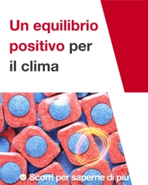 Pastiglie rosse e blu per lavastoviglie. Un vortice luminoso si libra sopra le pastiglie. Il testo sull’immagine recita: “Un equilibrio positivo per il clima”. Pastiglie rosse e blu per lavastoviglie. Un vortice luminoso si libra sopra le pastiglie. Il testo sull’immagine recita: “Un equilibrio positivo per il clima”.