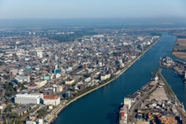 Das Herz der BASF-Gruppe ist die BASF SE mit ihrem Stammwerk in Ludwigshafen am Rhein. Mit etwa 250 Produktionsbetrieben, vielen hundert Laboren, Technika, Werkstätten und Büros auf einer Fläche von rund zehn Quadratkilometern, ist es der größte zusammenhängende Chemiekomplex der Welt.
Das Stammwerk der BASF ist auch die Wiege des Verbundkonzepts: Produktionsanlagen, Energieflüsse und Logistik werden intelligent miteinander vernetzt, um Ressourcen so effizient wie möglich zu nutzen.
Abdruck honorarfrei. Copyright by BASF.

BASF SE with its main site in Ludwigshafen is the heart of the BASF Group. With around 250 productions facilities, hundreds of laboratories, technical centers, factories and offices in an area of approximately ten square kilometers, the site is the largest integrated chemical complex in the world.
As the headquarters of BASF it is also the cradle of the Verbund concept, where production facilities, energy flows and logistics are linked together intelligently in order to utilize resources as efficiently as possible.
Print free of charge. Copyright by BASF.