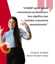 Uma colaboradora da BASF no Brasil, vestindo uma camisa cinza, está em frente a um fundo vermelho e branco. Um redemoinho de luz aparece perto do seu ombro. O texto diz: “A BASF apoia nosso crescimento profissional e isso significa que também crescemos pessoalmente.”