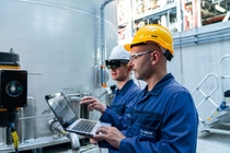 In einer Anlage für Zwischenprodukte am Standort Ludwigshafen kommen moderne HoloLens®-Brillen zum Einsatz, um Anlagenänderungen kosteneffizient zu planen und durchzuführen. Felix Volkmann (links), Asset Manager, sieht in der Brille ein digitales 3D-Modell der Anlage eingeblendet, das sich über sein reales Sichtfeld legt. So überprüft er mit dem 3D-Modell geplante Anlagenänderungen, z.B. Rohrleitungsänderungen, direkt vor Ort in der Anlage. Er sieht, ob sich alle Teile genau ineinanderfügen oder noch Anpassungsbedarf besteht. Andreas Ernst (rechts), Assistant Asset Manager, kann über den Laptop verfolgen, was sein Kollege durch die HoloLens-Brille sieht. Die Anlage für Zwischenprodukte stellt in 16 Teilanlagen ein breites Portfolio von ca. 50 Zwischenprodukten, wie zum Beispiel Amine oder Diole her. Kunden von BASF benötigen diese zum Beispiel für die Herstellung von Lacken für die Automobilindustrie, Medikamenten oder Pflanzenschutzmitteln. In einer Anlage für Zwischenprodukte am Standort Ludwigshafen kommen moderne HoloLens®-Brillen zum Einsatz, um Anlagenänderungen kosteneffizient zu planen und durchzuführen. Felix Volkmann (links), Asset Manager, sieht in der Brille ein digitales 3D-Modell der Anlage eingeblendet, das sich über sein reales Sichtfeld legt. So überprüft er mit dem 3D-Modell geplante Anlagenänderungen, z.B. Rohrleitungsänderungen, direkt vor Ort in der Anlage. Er sieht, ob sich alle Teile genau ineinanderfügen oder noch Anpassungsbedarf besteht. Andreas Ernst (rechts), Assistant Asset Manager, kann über den Laptop verfolgen, was sein Kollege durch die HoloLens-Brille sieht. Die Anlage für Zwischenprodukte stellt in 16 Teilanlagen ein breites Portfolio von ca. 50 Zwischenprodukten, wie zum Beispiel Amine oder Diole her. Kunden von BASF benötigen diese zum Beispiel für die Herstellung von Lacken für die Automobilindustrie, Medikamenten oder Pflanzenschutzmitteln.