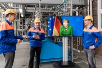 Bundeskanzlerin Dr. Angela Merkel hat heute das BASF-Stammwerk in Ludwigshafen besucht. Aufgrund der Corona bedingten Vorsichtsmaßnahmen fand der Besuch der Bundeskanzlerin virtuell per Videoschaltkonferenz statt. Zusammen mit Experten aus der Forschung und Entwicklung informierte BASF-Vorstandsvorsitzender Dr. Martin Brudermüller die Bundeskanzlerin über die Fortschritte bei einer Testanlage zur Methanpyrolyse für die klimafreundliche Herstellung von Wasserstoff. Bundeskanzlerin Dr. Angela Merkel hat heute das BASF-Stammwerk in Ludwigshafen besucht. Aufgrund der Corona bedingten Vorsichtsmaßnahmen fand der Besuch der Bundeskanzlerin virtuell per Videoschaltkonferenz statt. Zusammen mit Experten aus der Forschung und Entwicklung informierte BASF-Vorstandsvorsitzender Dr. Martin Brudermüller die Bundeskanzlerin über die Fortschritte bei einer Testanlage zur Methanpyrolyse für die klimafreundliche Herstellung von Wasserstoff.