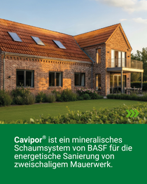 Backsteingebäude mit rotem Ziegeldach, Balkon und großen Fenstern, umgeben von einem gepflegten Garten und Rasenflächen. Backsteingebäude mit rotem Ziegeldach, Balkon und großen Fenstern, umgeben von einem gepflegten Garten und Rasenflächen.