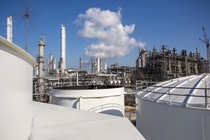 Der Steamcracker in Port Arthur, Texas, wandelt Rohöl und Rohbenzin in chemische Bausteine für Hersteller und Industriegüter.