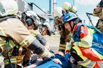 Die BASF-Werkfeuerwehr und -Notärzte arbeiten bei der Versorgung der Verletzten Hand in Hand.
Foto: BASF Die BASF-Werkfeuerwehr und -Notärzte arbeiten bei der Versorgung der Verletzten Hand in Hand.
Foto: BASF