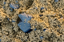 Zement, Wasser, Sand und Kies – das Grundrezept für Beton hat sich seit der Antike nicht verändert. Schon die Römer bauten mit dem vielseitigen Material. Kolosseum und Pantheon können deshalb auch heute noch bewundert werden. Doch die Zusatzstoffe, die den Beton nach Wunsch flexibler, härter oder fließfähiger machen sollen, sind andere: Während die Römer Naturprodukte wie Haare oder Eier verwendeten, handelt es sich bei den heutigen Betonzusatzmitteln um Hochtechnologie. Damit der Beton schneller härtet, haben Forscher der BASF den Härtungsbeschleuniger X-Seed® entwickelt. Kleine Kristalle, die nach und nach wachsen und sich ineinander verhaken, sorgen dafür, dass der Beton hart wird. In X-Seed sind bereits nanoskalige Kristallkeime vorhanden, die diesen Prozess beschleunigen: Innerhalb der ersten sechs bis zwölf Stunden härtet der Beton damit schneller. Wärme wird so zum Härten überflüssig, und der Beton ist besonders fest und haltbar. Wenn kleine Kristalle große Wirkung haben, dann ist das Chemie, die verbindet. Von BASF.Vergrößerung 960:1 (bei 12 cm Bildbreite) Abdruck honorarfrei. Copyright by BASF.Cement, water, sand and gravel – the basic recipe for concrete hasn’t changed for over 2,000 years. The Romans used the versatile material for construction, which is why the Coliseum and the Pantheon can still be admired by tourists today. But the admixtures that make concrete harder, more flexible or more flowable as required are different. While the Romans used natural products like hair or eggs, today’s concrete admixtures are distinctly high-tech. To make the concrete harden more quickly, BASF researchers have developed X-SEED®, a hardening accelerator. Small crystals that gradually grow and interlock ensure that the concrete hardens. X-Seed already contains small nanoscale crystal seeds that accelerate this process and help to speed up concrete hardening in the first six to twelve hours. This means that heat is no longer needed 