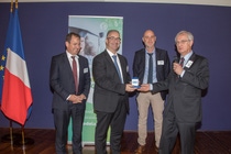 v.l.n.r.: Thierry Herning (Leiter BASF France SAS), Fabien Boschetti (Geschäftsführer BASF Coatings Services France), Yannick Pichot (Labor, Leiter Produktentwicklung, BASF Coatings Services France) und Bernard Meunier (ehemaliger Direktor des French Center for Scientific Research (CNRS), Leiter der French Academy des Sciences) v.l.n.r.: Thierry Herning (Leiter BASF France SAS), Fabien Boschetti (Geschäftsführer BASF Coatings Services France), Yannick Pichot (Labor, Leiter Produktentwicklung, BASF Coatings Services France) und Bernard Meunier (ehemaliger Direktor des French Center for Scientific Research (CNRS), Leiter der French Academy des Sciences)