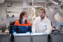 In der Gruppe Elementanalytik und Speziation der BASF Forschung in Ludwigshafen werden täglich viele unterschiedliche Proben von Partnern weltweit entgegen genommen und auf ihre elementaren Bestandteile untersucht. Um analytische Fragestellungen auch in den komplexesten Probenmatrizes zu bestimmen, greift die Elementanalytik auf ein breites Analyseportfolio und großes Knowhow der Mitarbeitende zurück. Im Bild: Die Laborantin Corinna Ritthaler (links) und Marcel Stein (rechts) bei der Disposition von Proben, die bereits auf ihren automatisierten Weitertransport in die Labore warten.