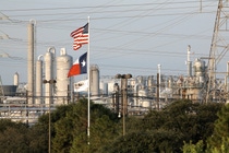 Der Verbundstandort Freeport ist der führende Produzent von Grundchemikalien, Zwischenprodukten und Faserprodukten. Propylen aus dem Steamcracker in Port Arthur wird hier zur Herstellung von Acrylsäure verwendet, einem wichtigen Ausgangsstoff für zahlreiche weitere Produkte. Hier eine Ansicht auf die Produktionsanlagen des Verbundstandorts in Freeport. Der Verbundstandort Freeport ist der führende Produzent von Grundchemikalien, Zwischenprodukten und Faserprodukten. Propylen aus dem Steamcracker in Port Arthur wird hier zur Herstellung von Acrylsäure verwendet, einem wichtigen Ausgangsstoff für zahlreiche weitere Produkte. Hier eine Ansicht auf die Produktionsanlagen des Verbundstandorts in Freeport.