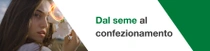 Una donna sorridente con i capelli neri ricci. Si vede un vortice luminoso sopra la pianta di cotone. Il testo recita “Dal seme al filato”.  Una donna sorridente con i capelli neri ricci. Si vede un vortice luminoso sopra la pianta di cotone. Il testo recita “Dal seme al filato”.