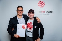 Der Red Dot für den Farbton ZENOMENON ist im Rahmen der feierlichen Designers‘ Night im Red Dot Design Museum an Ryan Pearson; Co-Founder and CEO Cypris Materials (links) und Mark Gutjahr; Global Head of Automotive Color Design for BASF (rechts)übergeben worden.